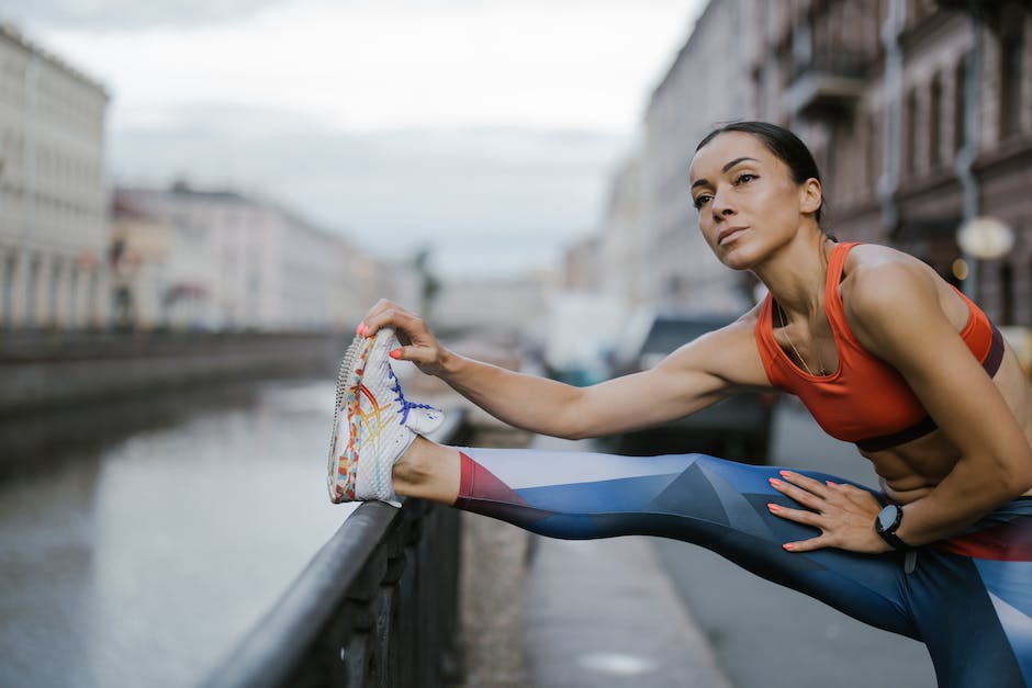 How many water bottles should i drink in a day 3 drinking adequate water reduce risks of kidney stones