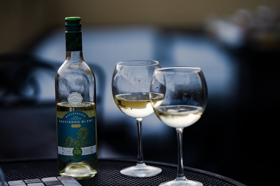 how many glasses of champagne to a bottle